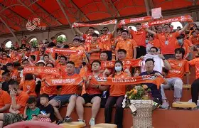 齐鲁黑豹队对阵雪域鲸鲨队，高尔夫公开赛火力全开，门将神扑救主——冲刺阶段不容有失(齐鲁电视台体育频道在线直播)