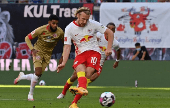 加时末段佛罗伦萨备战足总杯,回应争议细节流出,赛场秩序良好,更衣室氛围转暖 加时末段佛罗伦萨备战足总杯,回应争议细节流出,赛场秩序良好,更衣室氛围转暖