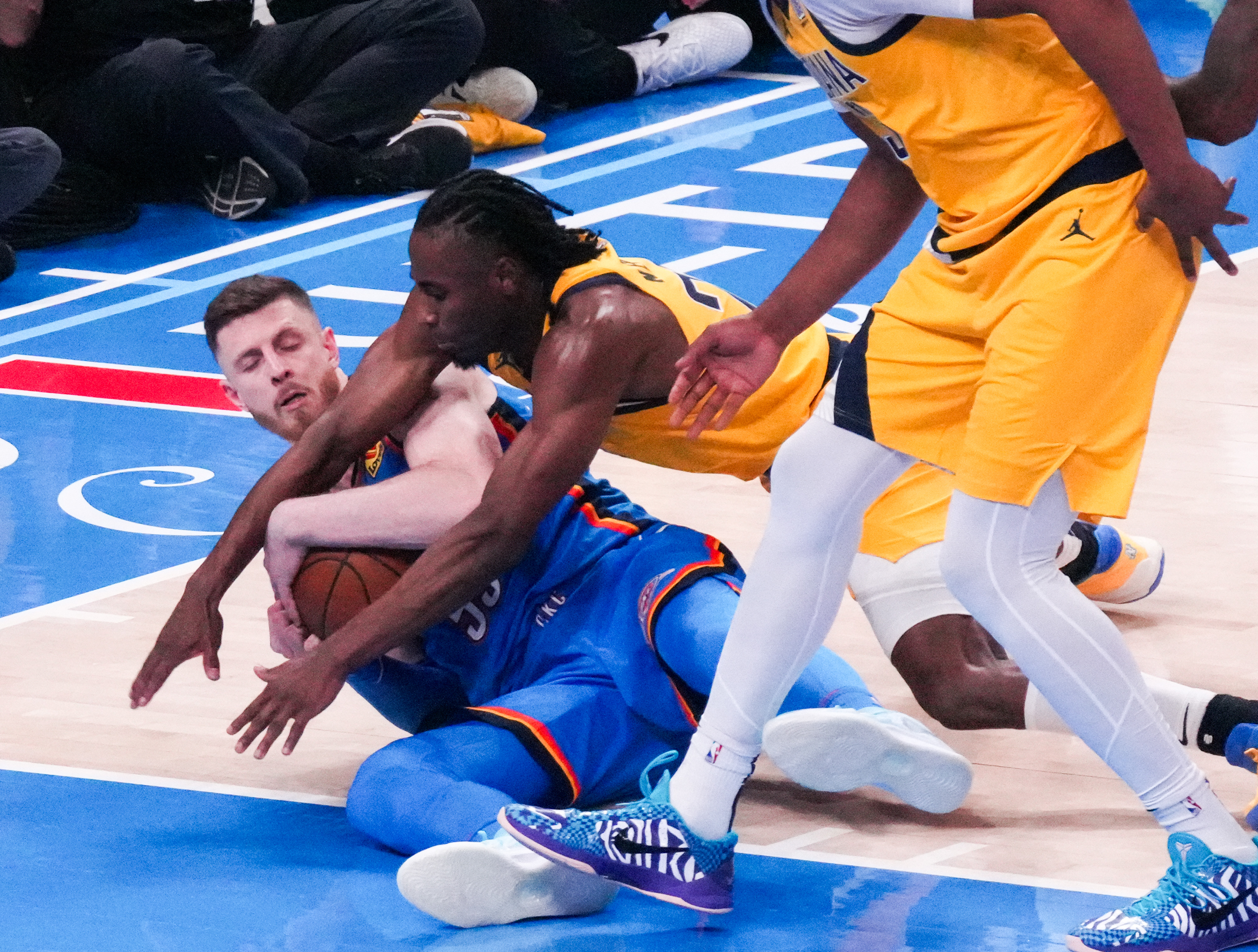 开云中国官网 - 关键时刻NBA季后赛焦点战，犹他爵士篮板制胜，引发热议，控场能力受关注