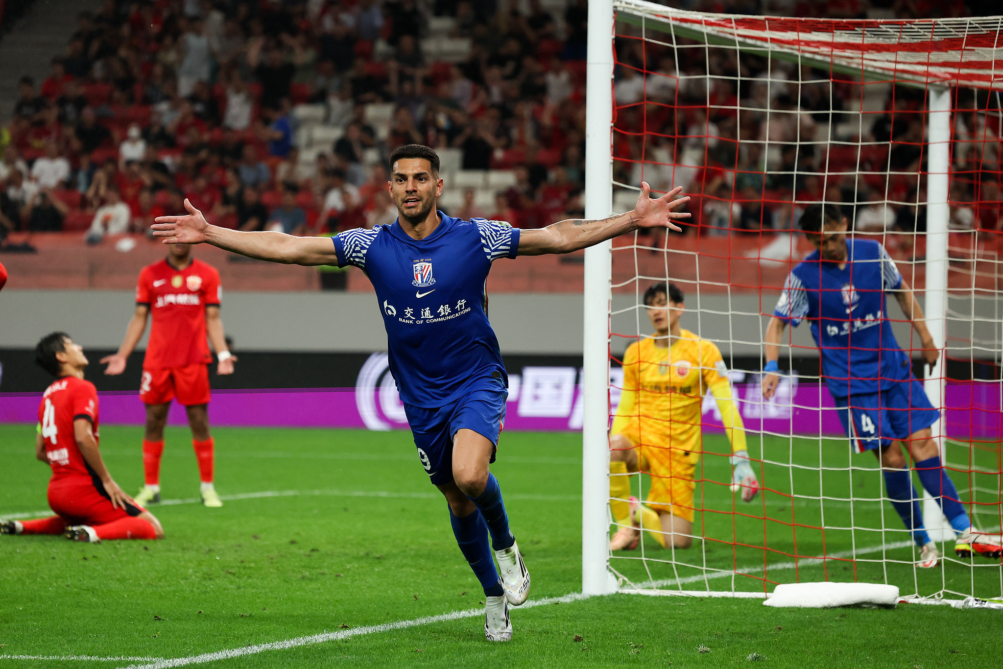 开云体育 -利物浦训练开放日；冲刺阶段迎来里程碑引欢呼；德甲在即；身体对抗强度拉满的简单介绍